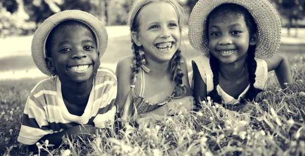 Niños multiétnicos al aire libre —  Fotos de Stock