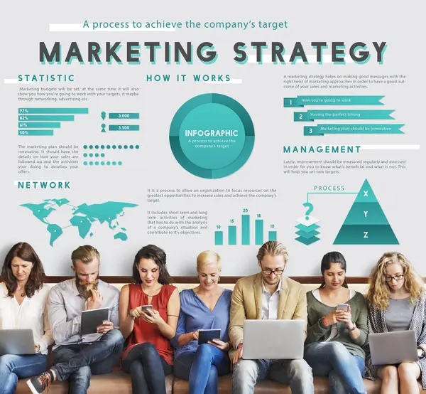 As pessoas se sentam com dispositivos e estratégia de marketing — Fotografia de Stock