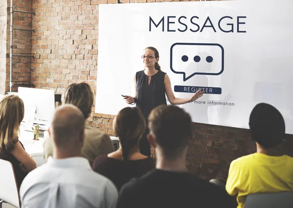 Mensen op conferentie met bericht — Stockfoto