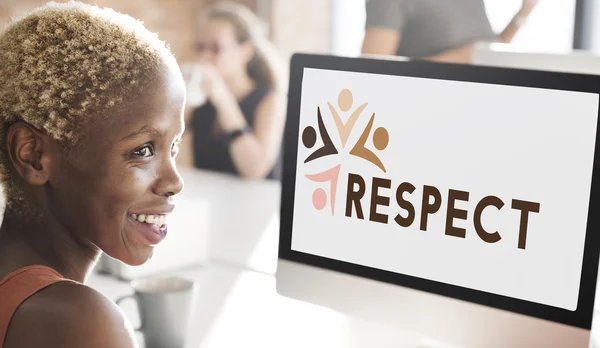 Femme d'affaires travaillant sur ordinateur avec respect — Photo