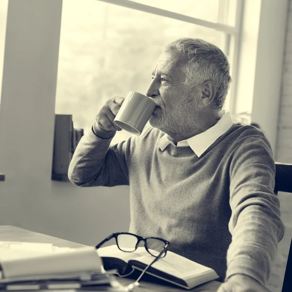 Knappe Man van de Senior denken — Stockfoto