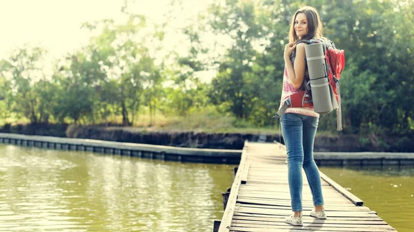 Молодая девушка с рюкзаком — стоковое фото