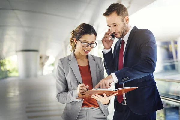 Geschäftsleute diskutieren gemeinsam — Stockfoto