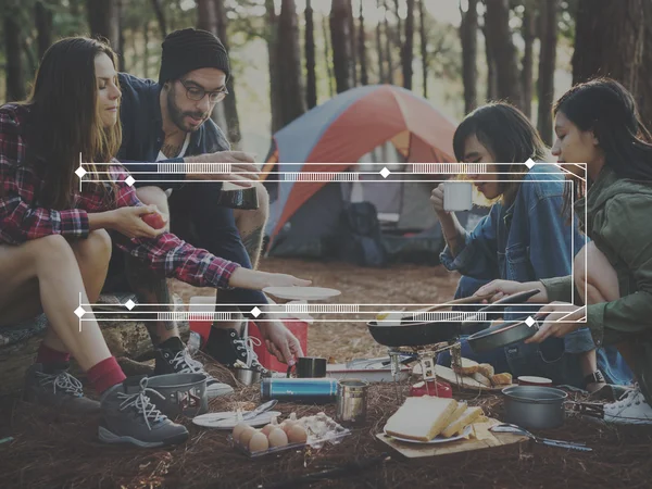 Amigos cozinhar ao ar livre na floresta — Fotografia de Stock