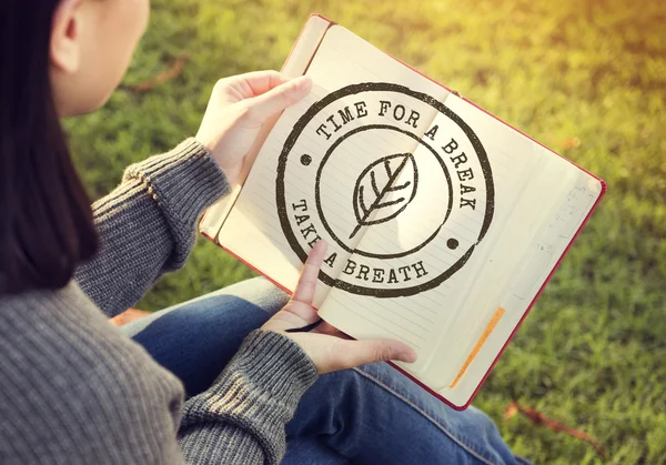 Frau mit Notizbuch in der Hand — Stockfoto