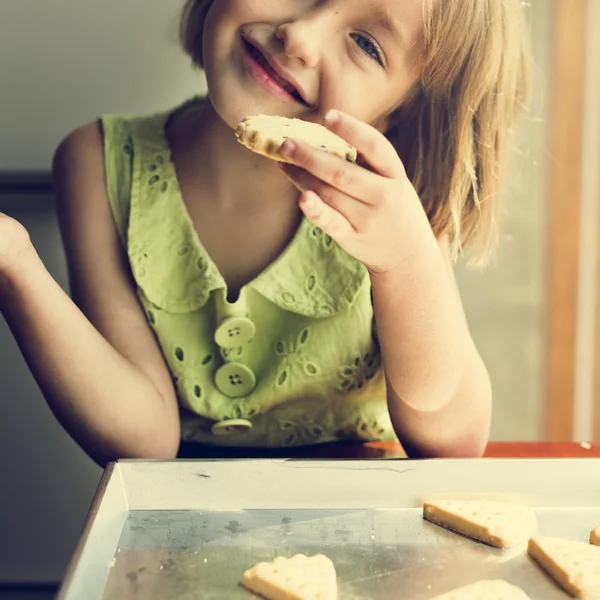 Девушка ест домашнее печенье — стоковое фото