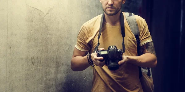 Mann mit Kamera auf Straße — Stockfoto