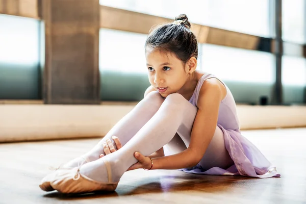 Bailarina en la Escuela de Ballet —  Fotos de Stock