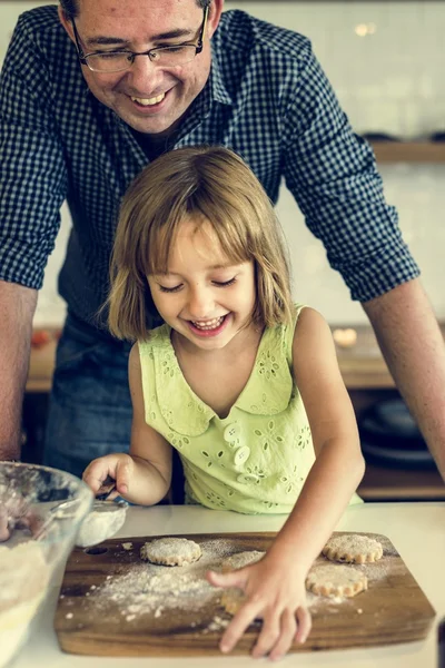 Gai fille cuisine avec père — Photo