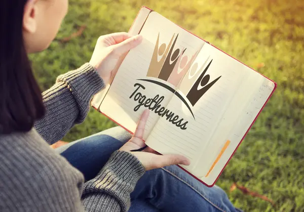 Mujer con cuaderno de papel en las manos —  Fotos de Stock