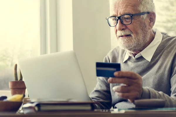 Starý muž hospodářství kreditní karta — Stock fotografie