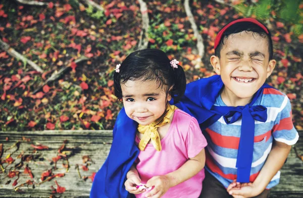 Hermano y hermana en el parque —  Fotos de Stock