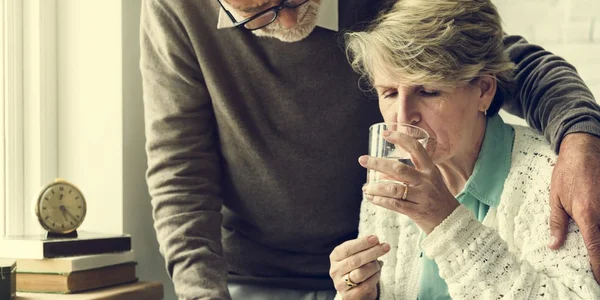 Senior Couple taking pills — Stock Photo, Image