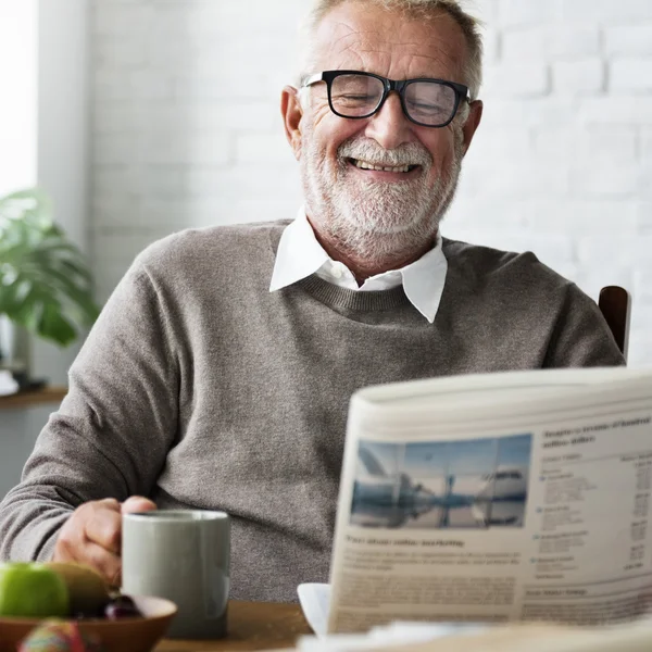 Älterer Mann liest Zeitung — Stockfoto