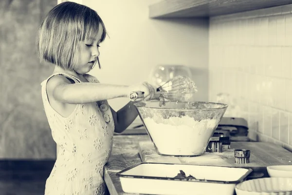 Ragazza facendo pasta per biscotti fatti in casa — Foto Stock