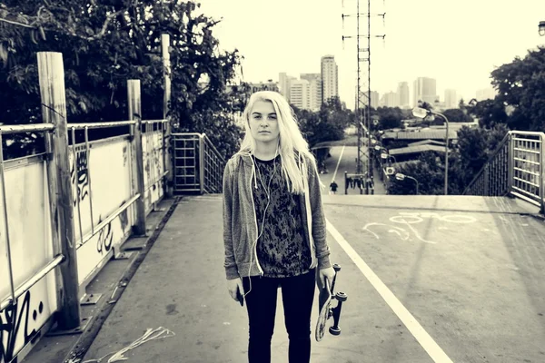 Bella donna con skateboard — Foto Stock