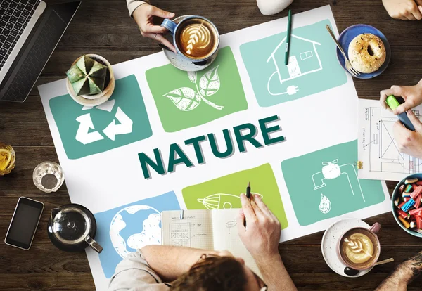 Mesa com cartaz com a natureza — Fotografia de Stock