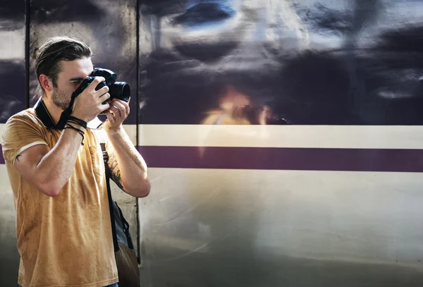 Uomo con fotocamera alla stazione ferroviaria — Foto Stock