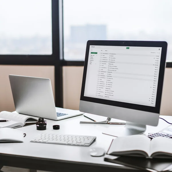 Monitor del ordenador en la mesa — Foto de Stock