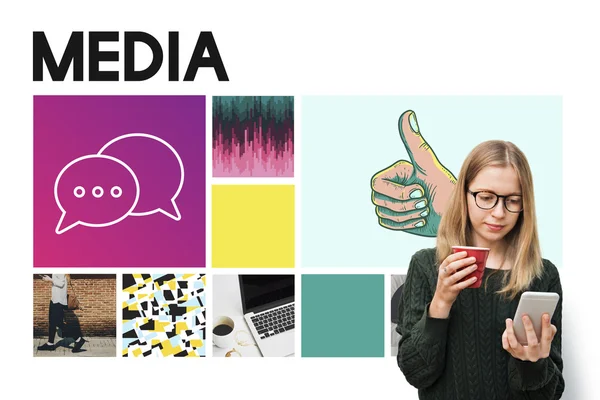 Menina com smartphone e copo vermelho — Fotografia de Stock