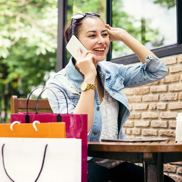 Mujer hablando en el teléfono inteligente —  Fotos de Stock