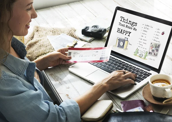 Vrouw op kantoor werkt met laptop — Stockfoto