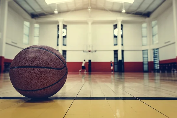 Баскетбольный мяч на игровом поле — стоковое фото