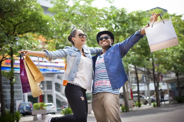 Mulher e homem com sacos de compras — Fotografia de Stock