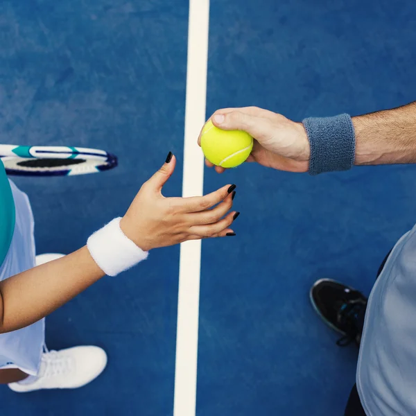 La gente juega en la pista de tenis — Foto de Stock