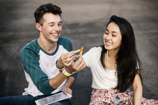 Paar dating en eten van gebakken aardappelen — Stockfoto