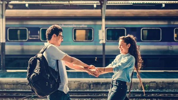 Encantador casal viajando de trem — Fotografia de Stock