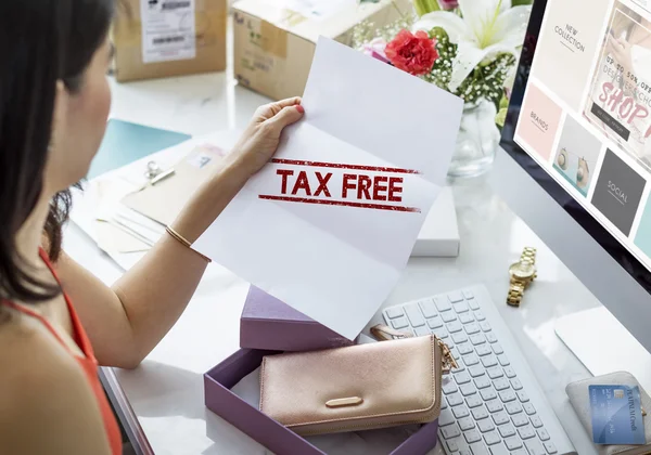 Woman reading letter — Stock Photo, Image