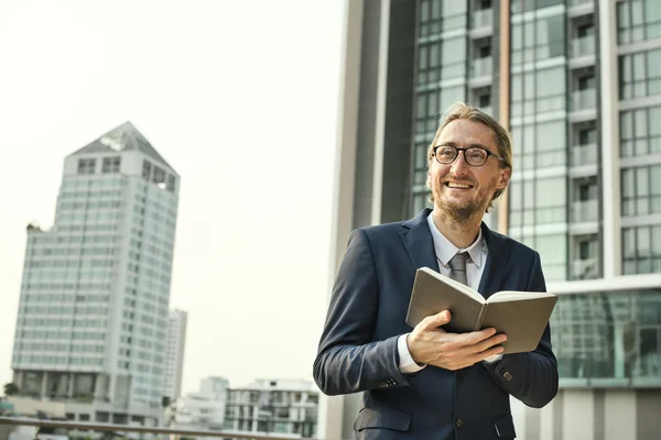 Zakenman leesboek — Stockfoto