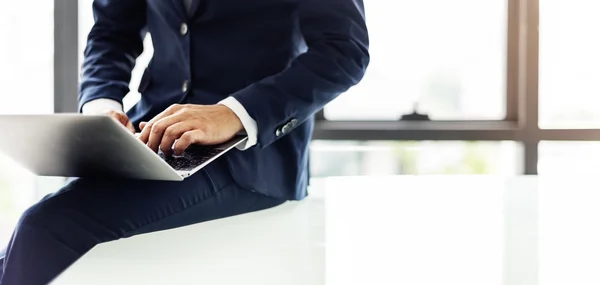 Empresario escribiendo en el teclado portátil —  Fotos de Stock