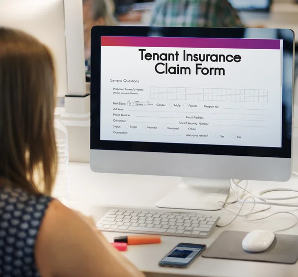 Femme utilisant un ordinateur à la table de travail — Photo