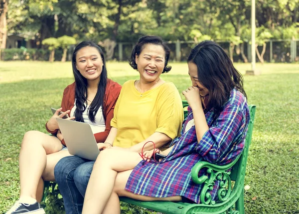 Ασιατική οικογένεια χρησιμοποιώντας το laptop στο πάρκο — Φωτογραφία Αρχείου