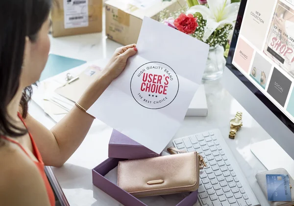 Woman reading letter — Stock Photo, Image