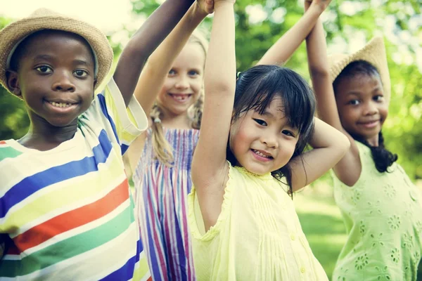 Niños multiétnicos al aire libre —  Fotos de Stock