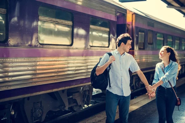 Encantador casal viajando de trem — Fotografia de Stock