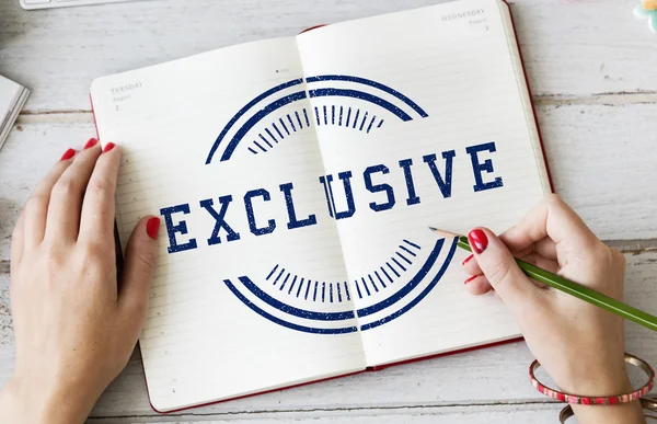 Woman writing notes in paper diary — Stock Photo, Image