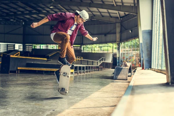 Man rider på skateboard — Stockfoto