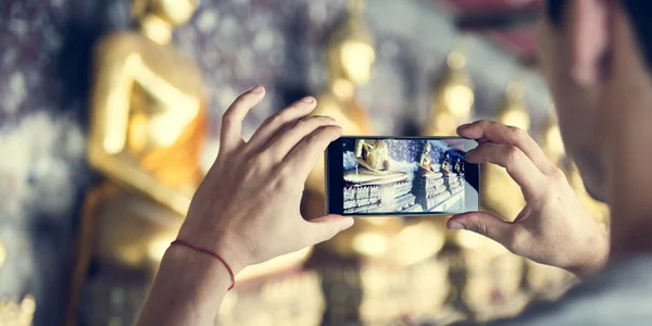 Homem fazendo imagem no smartphone — Fotografia de Stock