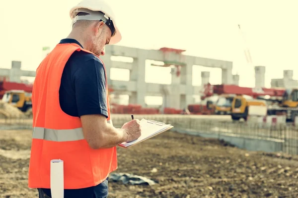 Ingenieur werknemer schrijven Bouwtekening — Stockfoto