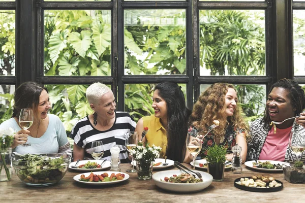 Mujeres colgando y comiendo juntas — Foto de Stock