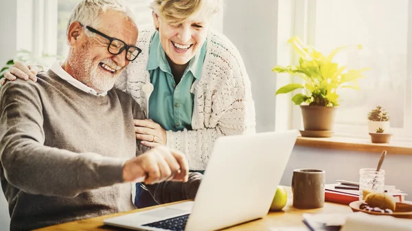 Pasangan senior menggunakan laptop — Stok Foto