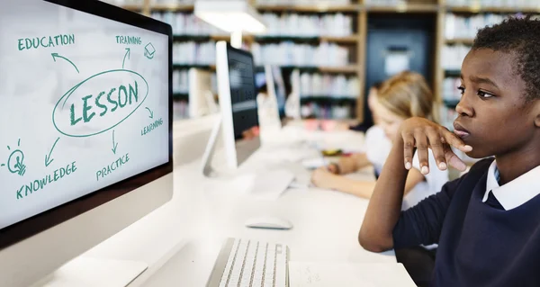 Niños estudiando con computadoras — Foto de Stock