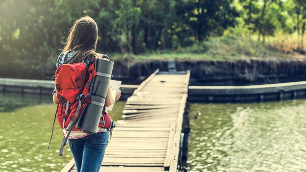 Молодая девушка с рюкзаком
