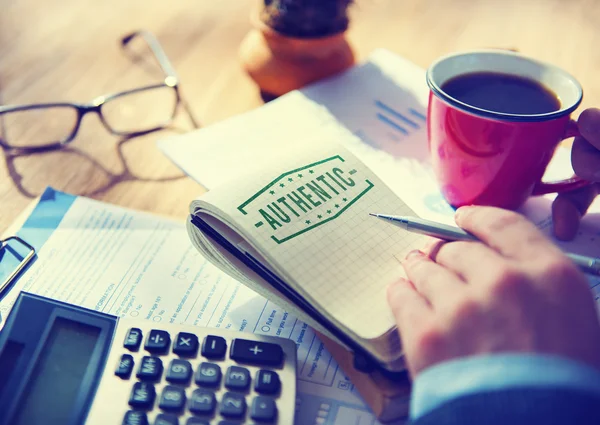 Man schrijft notities in notebook — Stockfoto