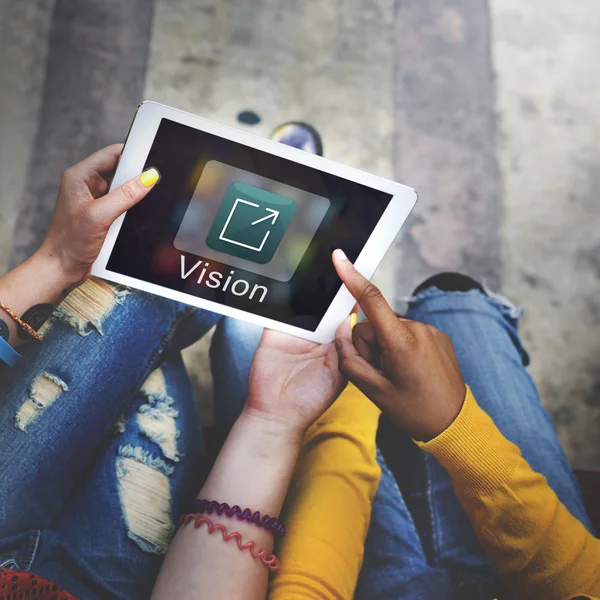 Studenti ragazze che utilizzano tablet digitale — Foto Stock