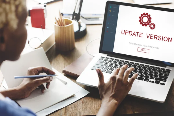 Frau arbeitet am Laptop mit Update-Version — Stockfoto